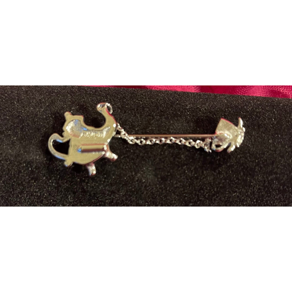 Avon Colonial Teapot Pin Silvertone Vintage New in Box Brooch - Picture 3 of 4